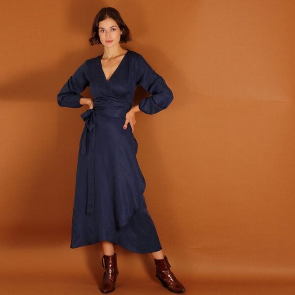 ManduTrap Langärmeliges Tencel Wickelkleid Tara in blau oder berry von ManduTrap