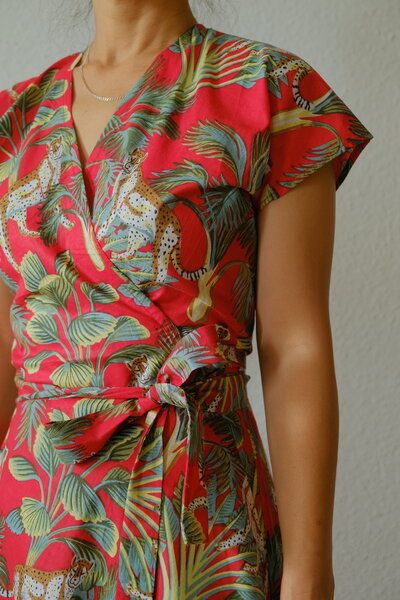 ManduTrap Patara Wickelkleid Damen – Rotes Bio-Baumwoll Kleid mit Dschungelprint, Knielang & Nachhaltig von ManduTrap