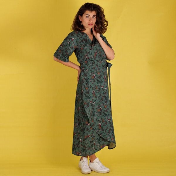 ManduTrap Wickelkleid "Lilla" aus Biobaumwolle kbA mit Vogel-Blättermuster von ManduTrap