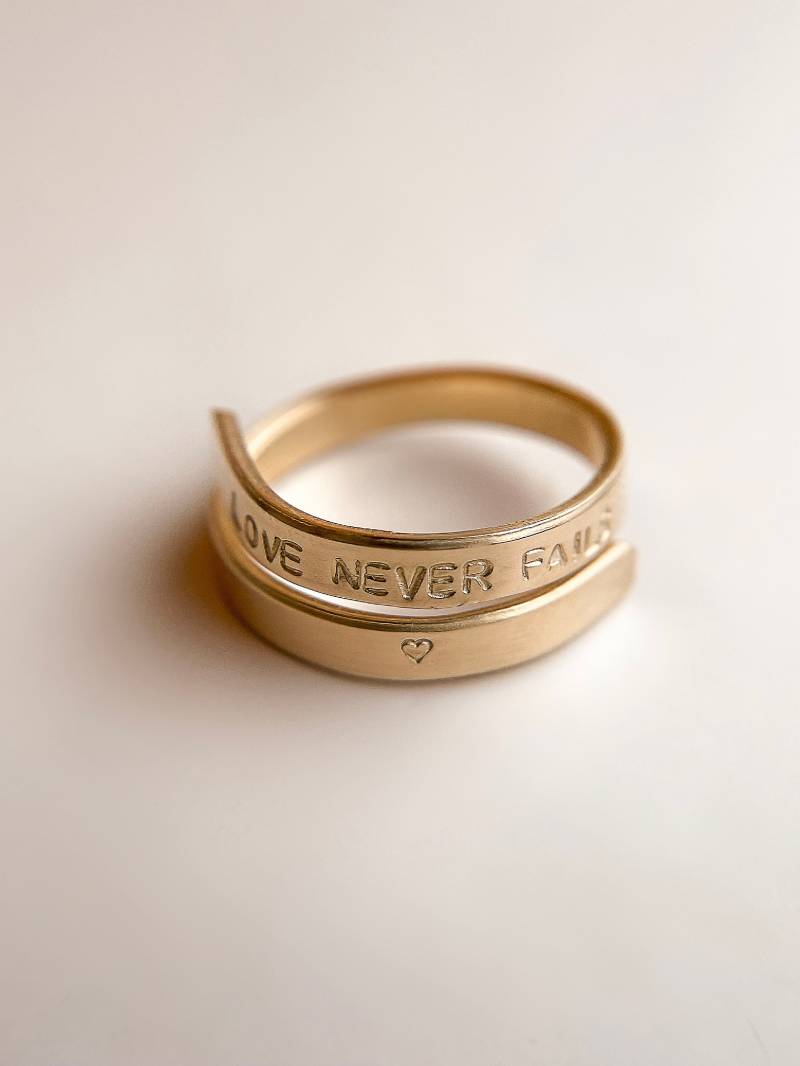 Gold Gefüllte Personalisierte Wickelring // 18 Karat Gefüllt Handgestempelt Boho Stapelbar Handgefertigt von MandyEllenDesign