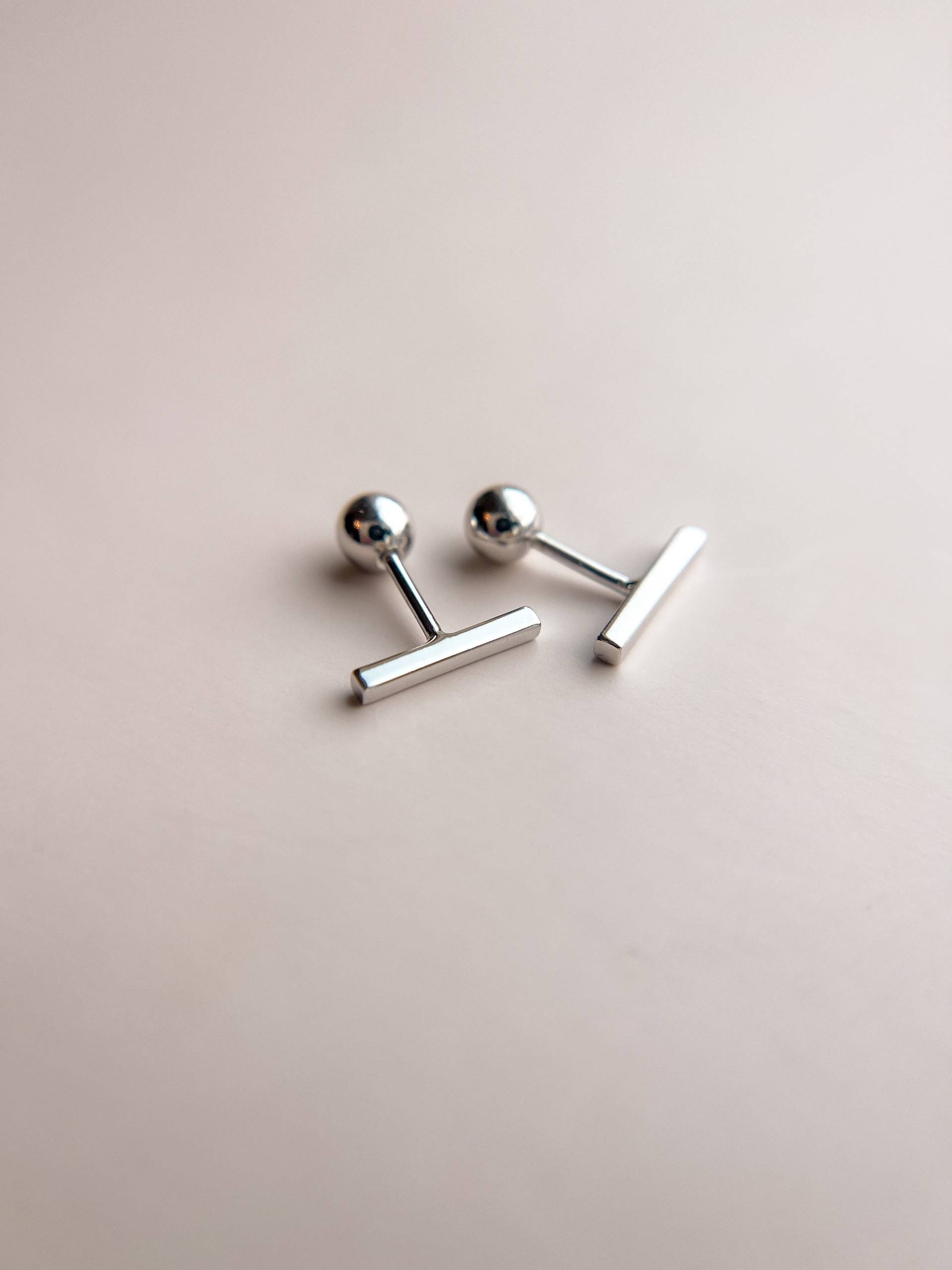 Kleine Moderne Silber Ohrstecker // 18K Gefüllt Ohrringe Schlafen in Schraubverschlüsse Moderner Boho Schmuck Halbmond von MandyEllenDesign