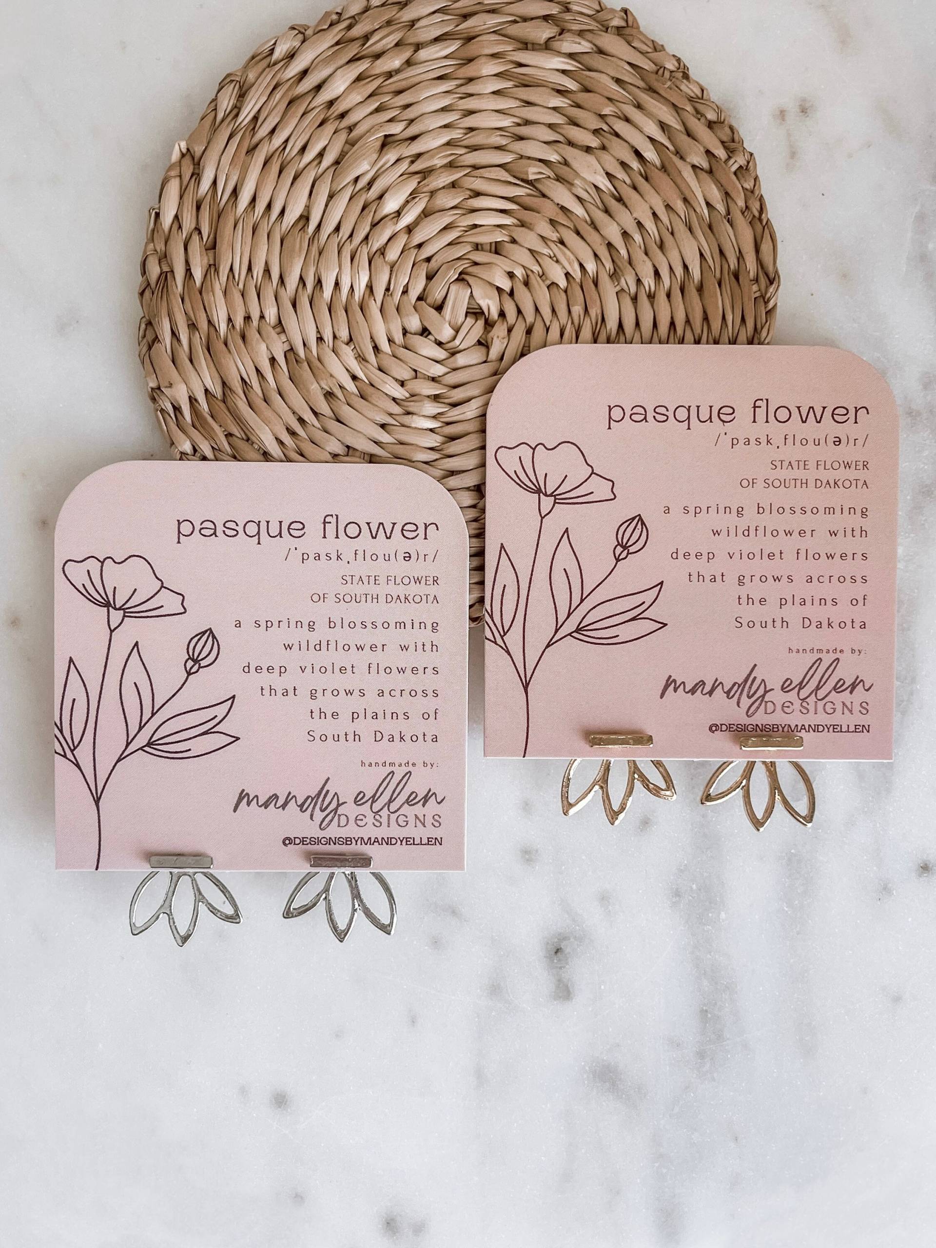 Pasque Blumen Ohrringe//16K Überzogen//Süddakota Zustand Blume//Moderne Ohrringe//Ohrstecker//Wildblume//Mandy Ellen Designs Pasque Blumen Ohrringe//16K Überzogen//Süddakota Zustand Blume//Moderne Ohrringe//Ohrstecker//Wildblume//Mandy Ellen Designs von MandyEllenDesign
