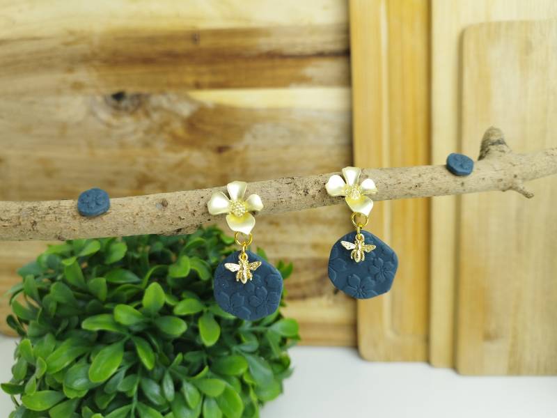 Set Bienen Ohrringe I Blumenmuster Statement Blaue Polymer Clay Polymerclay Ton von MandyzeusClayCo