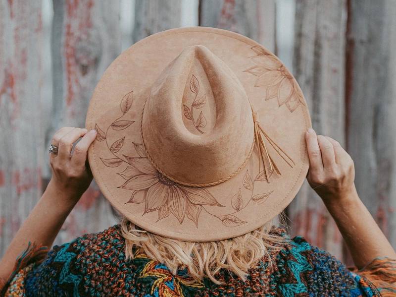 Sonnenblume Hut | Westernhut in Cowgirl Wildleder-Optik Verstellbare Breite Krempe Rancher-stil Sonnenblume Hut | Westernhut in Cowgirl Wildleder-Optik Verstellbare Breite Krempe Rancher-stil von ManeandFeather