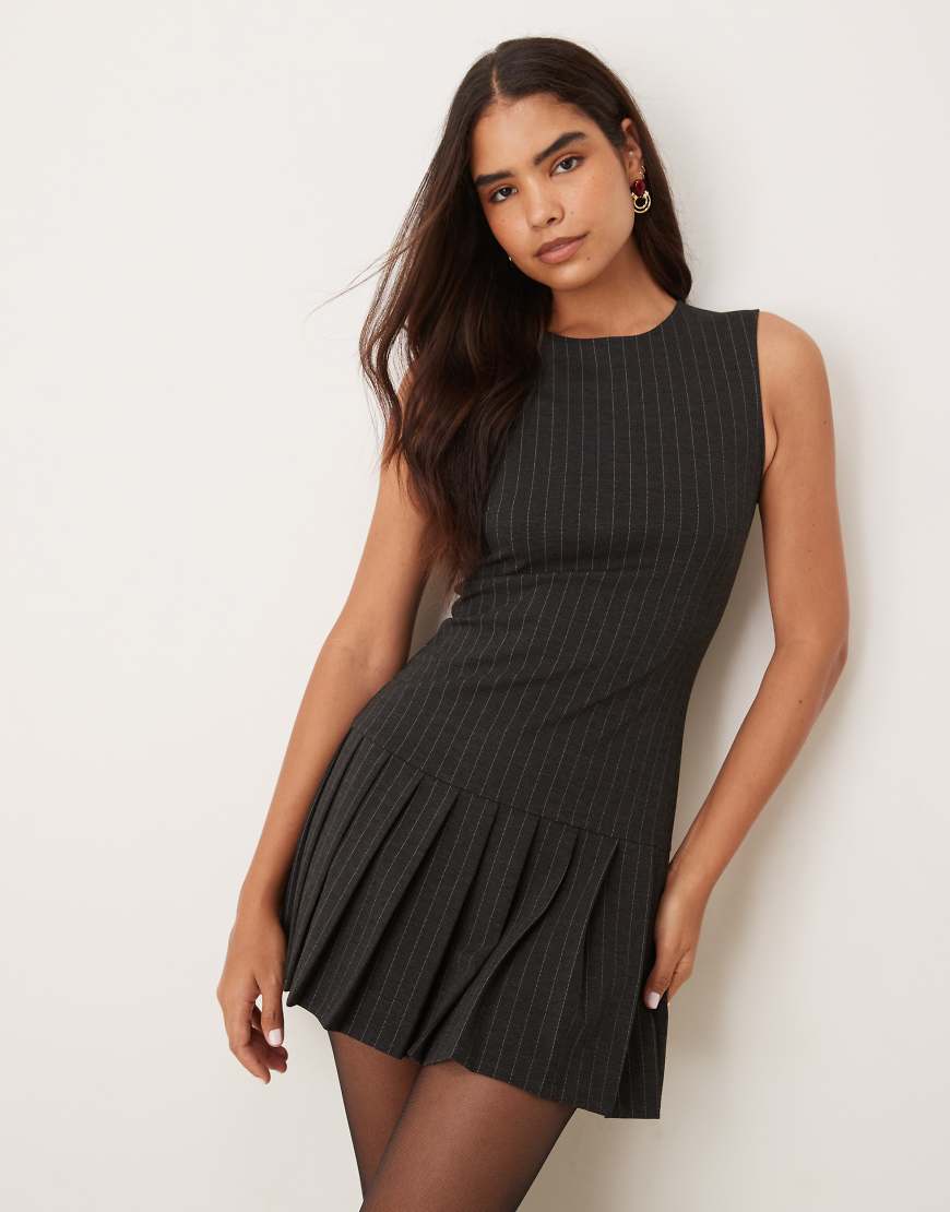 Mango - Ärmelloses, tailliertes Minikleid in Grau mit Nadelstreifen und Faltenrock von Mango