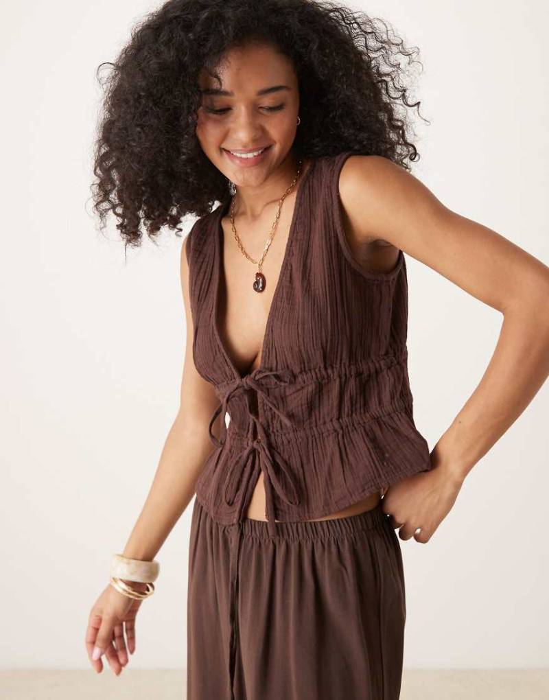 Mango - Ärmelloses Baumwolloberteil in Braun mit gebundener Vorderseite von Mango