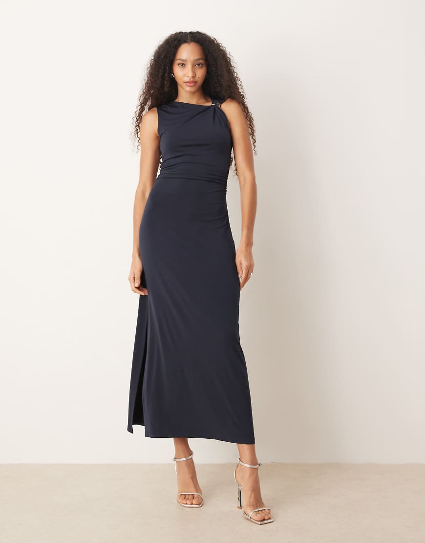 Mango - Anschmiegsames Maxikleid in Marineblau mit verdrehter Schulter und Hardware-Detail von Mango