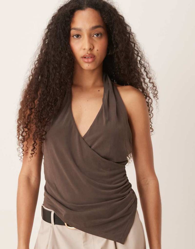 Mango - Asymmetrisches Neckholder-Trägertop in Mokkabraun mit gerafftem Taillendetail Mango - Asymmetrisches Neckholder-Trägertop in Mokkabraun mit gerafftem Taillendetail von Mango