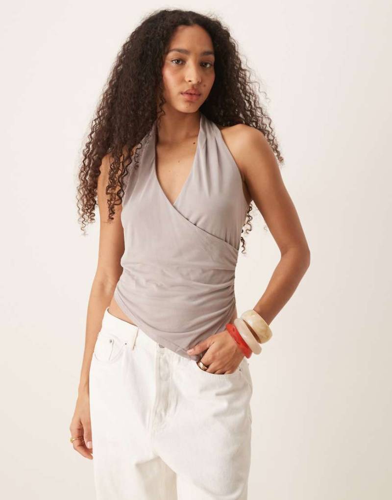 Mango - Asymmetrisches Neckholder-Trägertop in Pilzbraun mit gerafftem Taillendetail von Mango