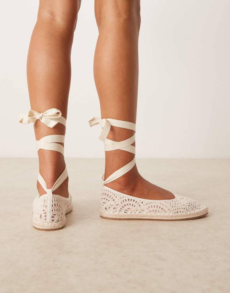 Mango - Ballerinas in Elfenbeinweiß mit Häkeldesign von Mango