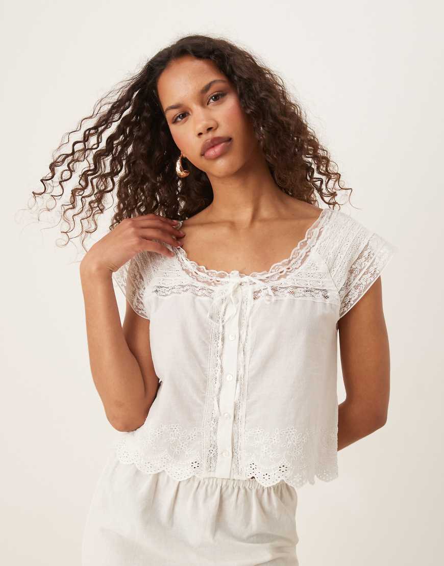 Mango - Baumwoll-Bluse in Creme mit Binde- und Spitzendetails vorn-Neutral Mango - Baumwoll-Bluse in Creme mit Binde- und Spitzendetails vorn-Neutral von Mango