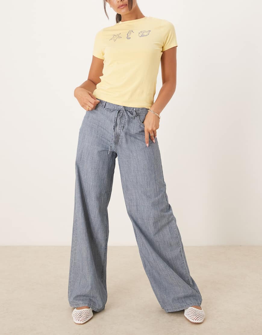 Mango - Baumwollhose in gestreiftem Blau mit Bindegürtel von Mango