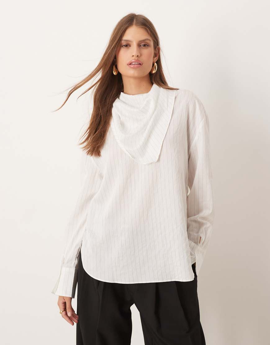 Mango - Bluse in Weiß mit Nadelstreifen und abgerundetem Saum von Mango