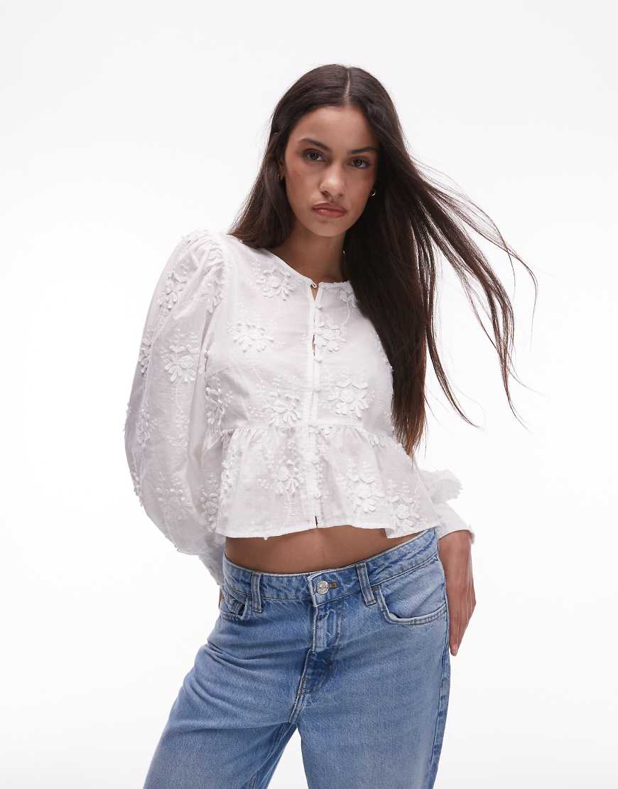 Mango - Bluse in Weiß mit Stickerei und Knopfleiste vorne Mango - Bluse in Weiß mit Stickerei und Knopfleiste vorne von Mango