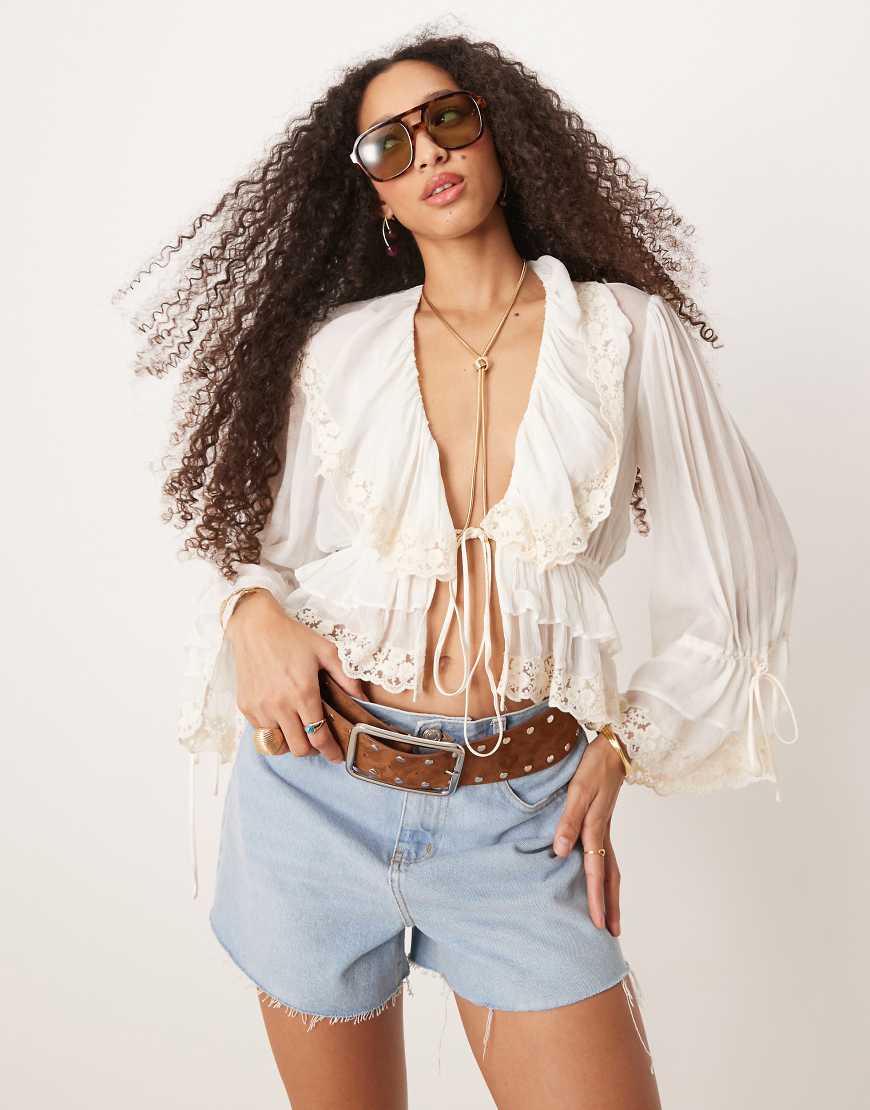 Mango - Boho-Bluse in Weiß aus Spitze mit Bindeband vorne Mango - Boho-Bluse in Weiß aus Spitze mit Bindeband vorne von Mango