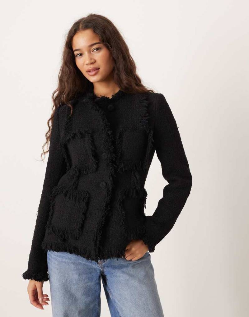 Mango - Bouclé-Jacke in Schwarz mit Fransen-Detail Mango - Bouclé-Jacke in Schwarz mit Fransen-Detail von Mango