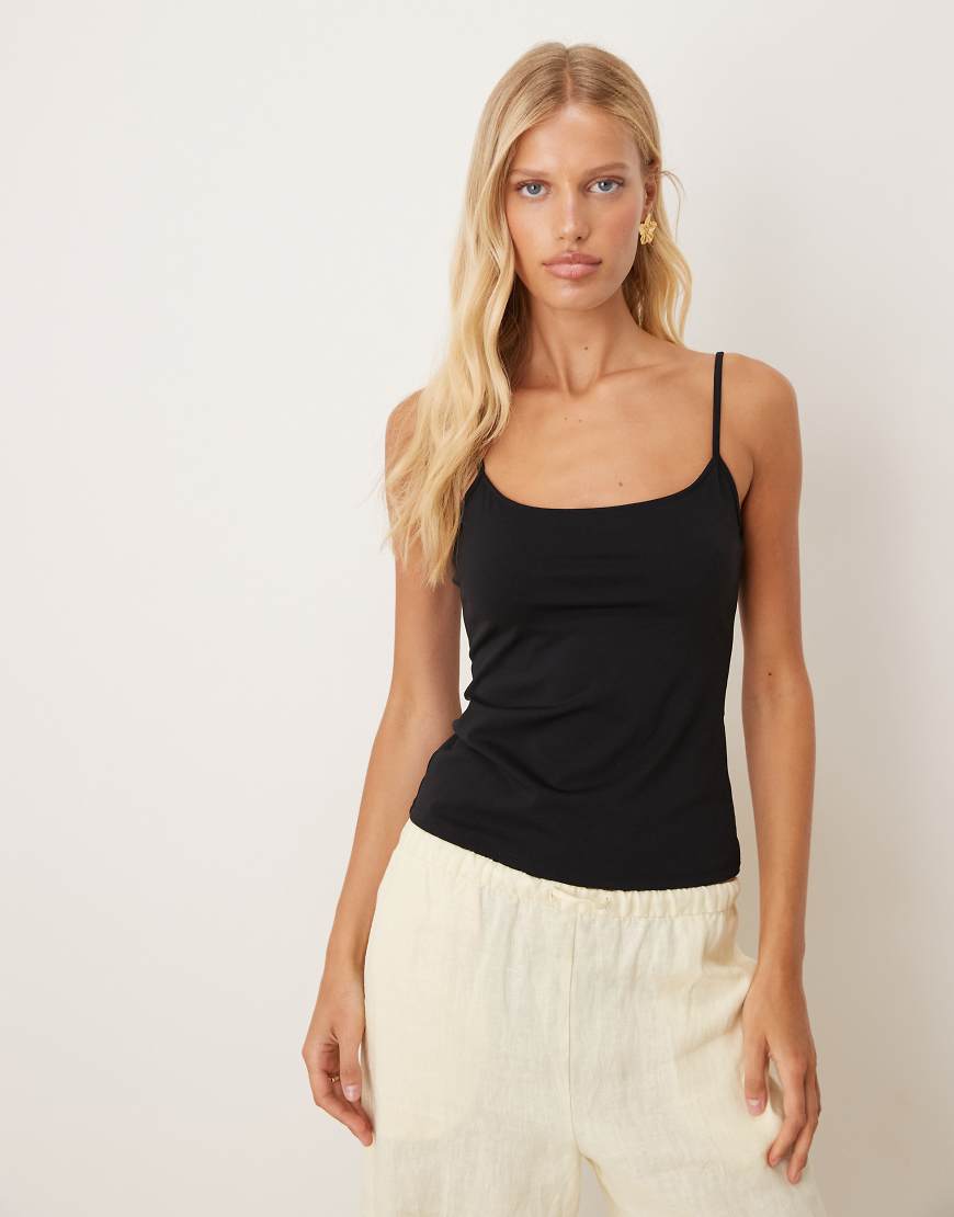 Mango - Camisole-Oberteil in Schwarz mit schmalen Trägern Mango - Camisole-Oberteil in Schwarz mit schmalen Trägern von Mango