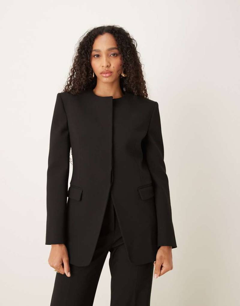 Mango - Capsule - Eleganter, kragenloser Blazer in Schwarz mit stark betonter Schulterpartie, Kombiteil von Mango