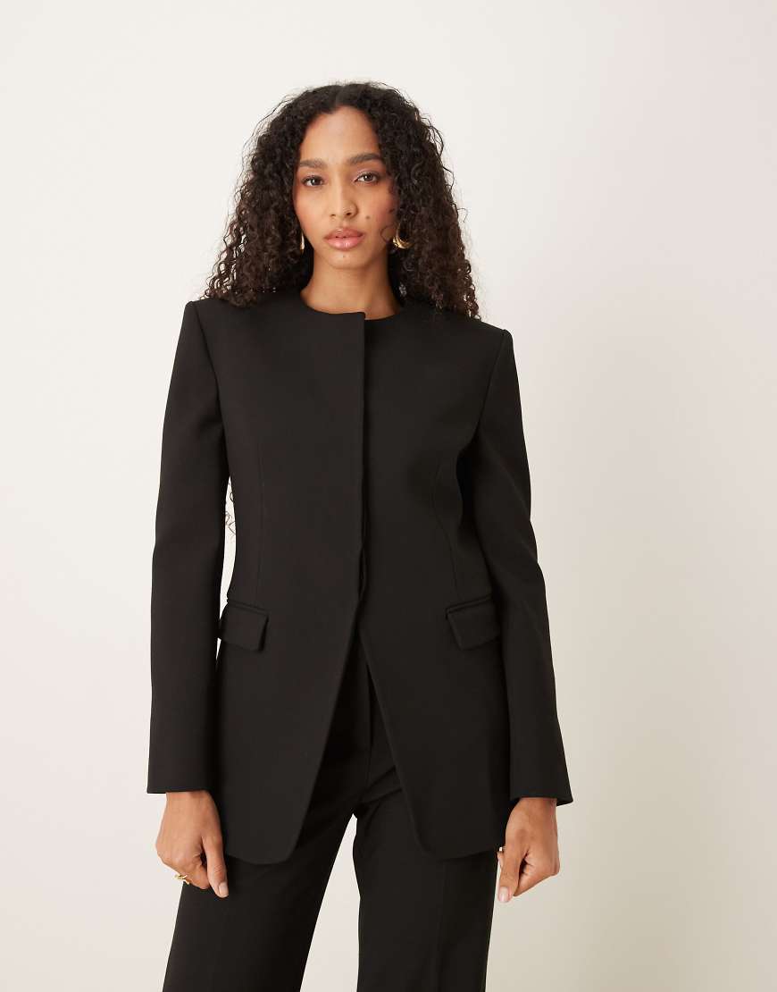Mango - Capsule - Eleganter, kragenloser Blazer in Schwarz mit stark betonter Schulterpartie, Kombiteil von Mango