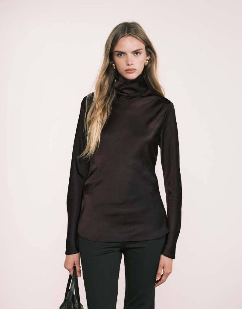 Mango - Capsule - Hochgeschlossenes, langärmliges Oberteil im Satin-Look in Pflaumenlila von Mango