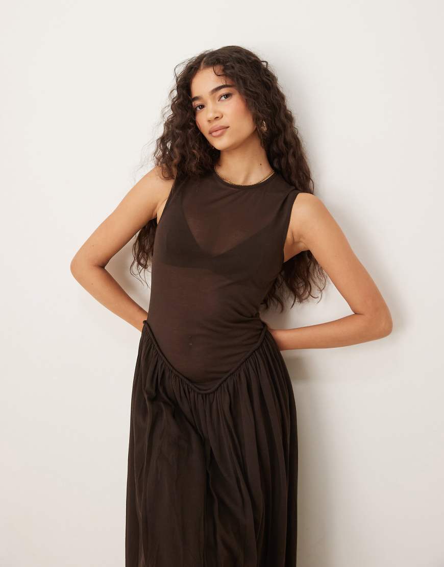 Mango - Capsule Rami - Midikleid in Schokobraun mit tief angesetzter Taille und Knitterstruktur Mango - Capsule Rami - Midikleid in Schokobraun mit tief angesetzter Taille und Knitterstruktur von Mango