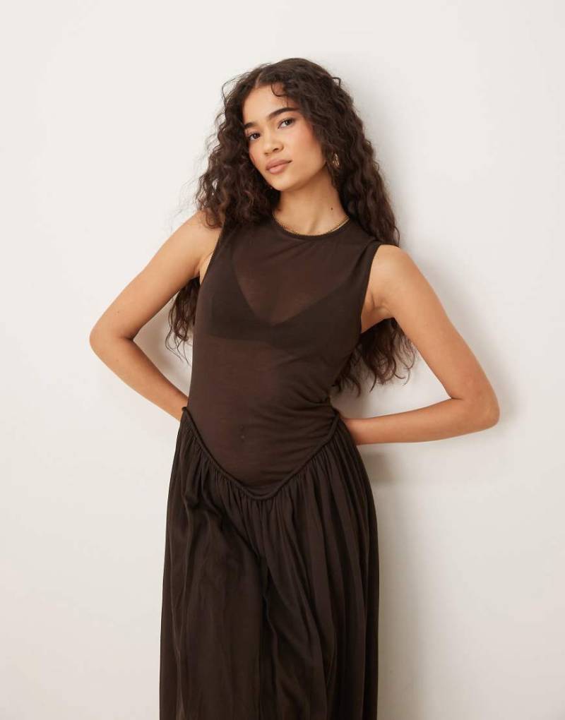 Mango - Capsule Rami - Midikleid in Schokobraun mit tief angesetzter Taille und Knitterstruktur von Mango