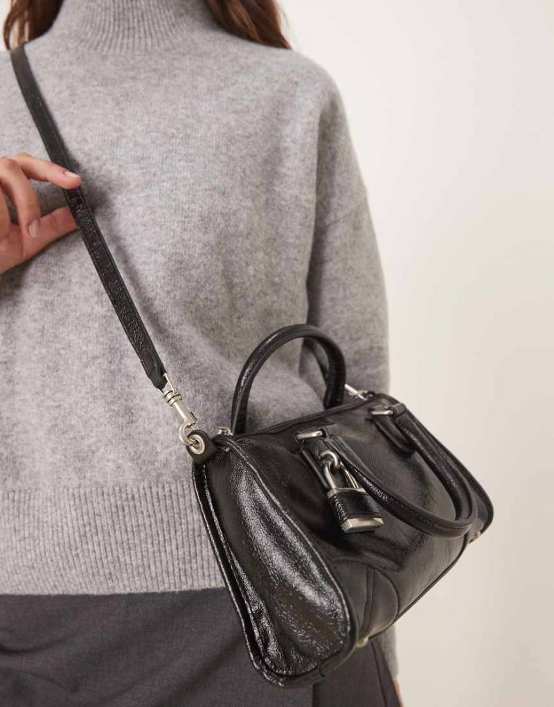 Mango - City-Tasche zum Umhängen in Schwarz mit Hängeschloss-Anhänger von Mango