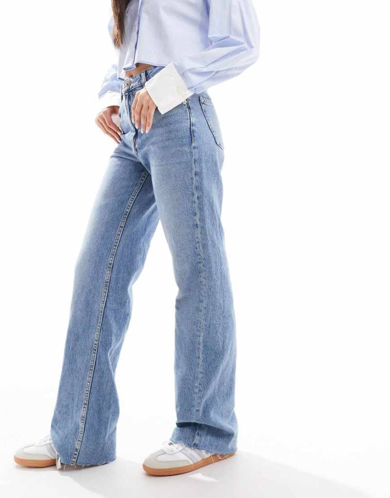 Mango - Danila - Gerade Jeans in Hellblau mit unverarbeitetem Saum von Mango
