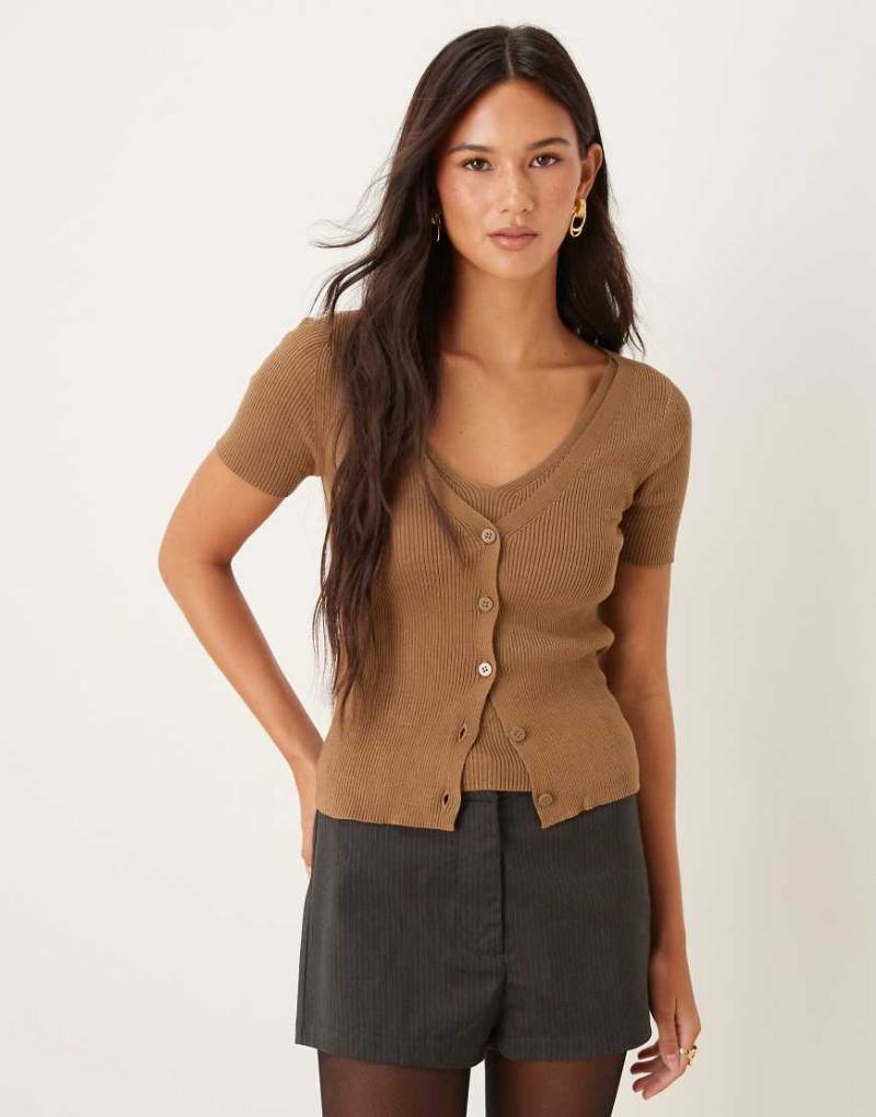 Mango - Doppellagige, kurzärmlige Strickjacke aus Feinstrick in Toffeebraun von Mango