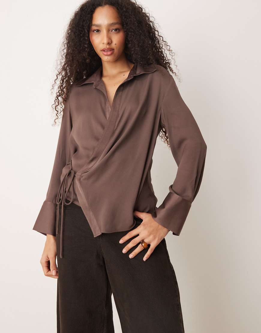 Mango - Drapierte Satin-Hemdbluse in Braun mit seitlichen Bindebändern-Brown von Mango