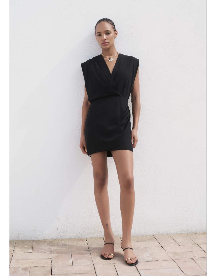 Mango - Drapiertes ärmelloses Minikleid mit V-Ausschnitt in Schwarz Mango - Drapiertes ärmelloses Minikleid mit V-Ausschnitt in Schwarz von Mango
