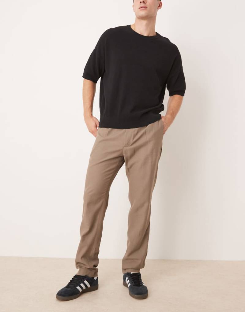 Mango - Elegante, schmal zulaufende Hose in Braun mit Faltendetail von Mango