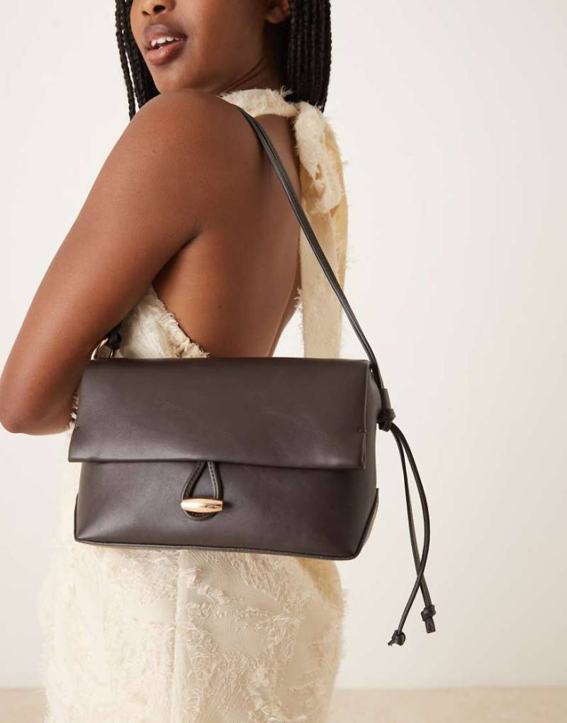 Mango - Elegante Handtasche in Schwarz mit goldfarbenem Verschluss-Detail von Mango