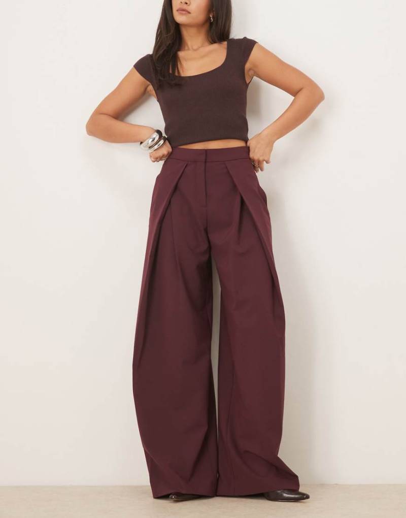 Mango - Elegante Hose in Dunkelrot mit Bundfalten vorne von Mango