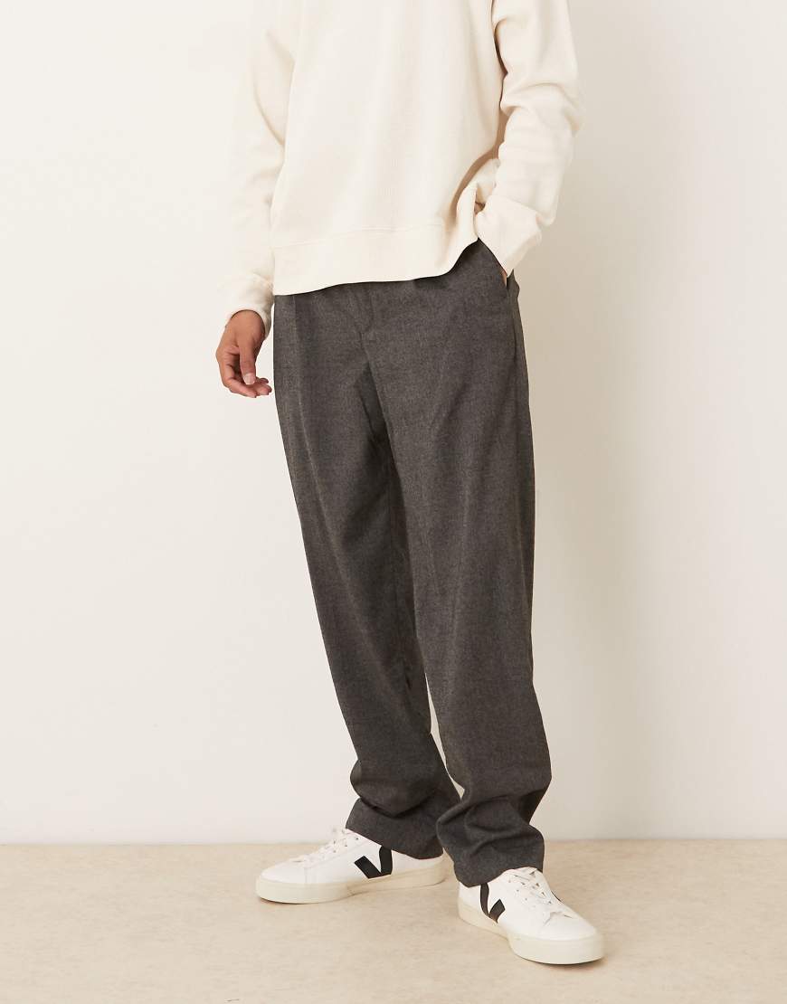 Mango - Elegante Hose in Grau mit Bundfalten vorne Mango - Elegante Hose in Grau mit Bundfalten vorne von Mango