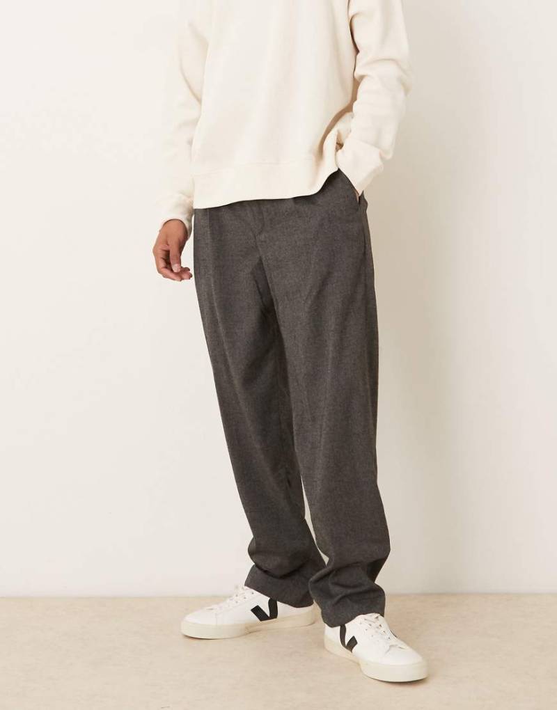 Mango - Elegante Hose in Grau mit Bundfalten vorne Mango - Elegante Hose in Grau mit Bundfalten vorne von Mango