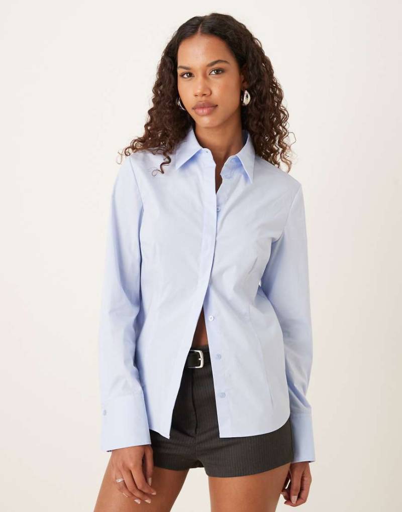 Mango - Figurbetonte Hemdbluse aus Baumwolle in Hellblau Mango - Figurbetonte Hemdbluse aus Baumwolle in Hellblau von Mango