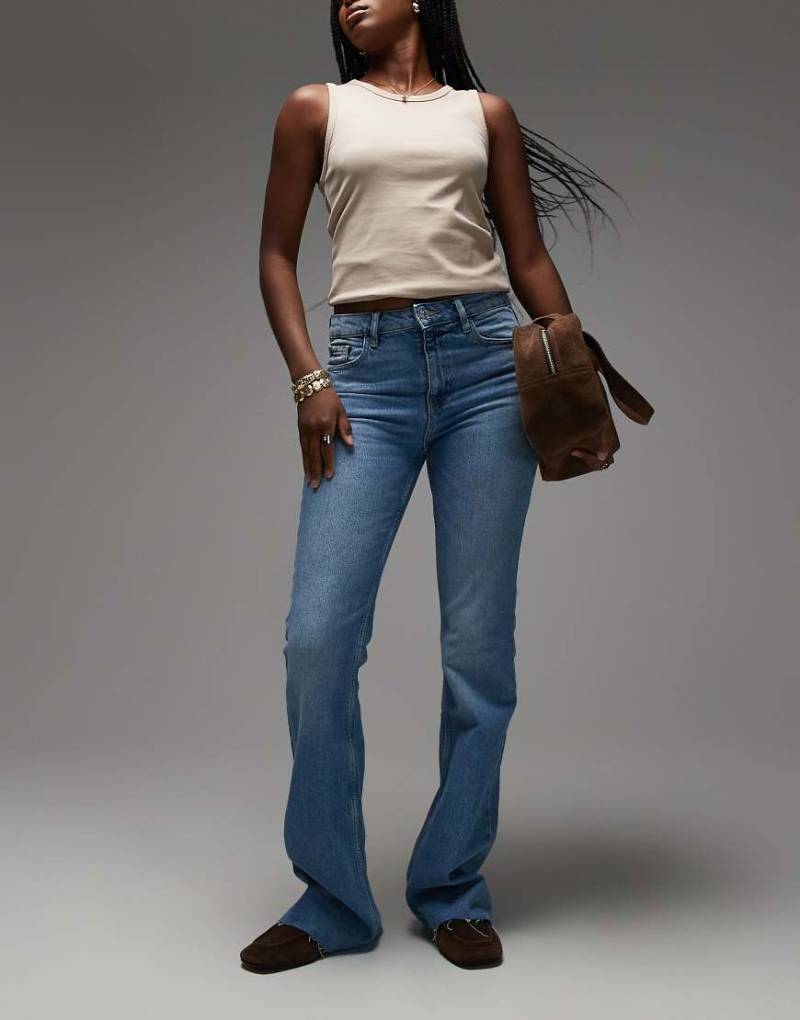 Mango - Fiona - Gerade Jeans aus Baumwolle in Hellblau mit ausgefranstem Saum von Mango