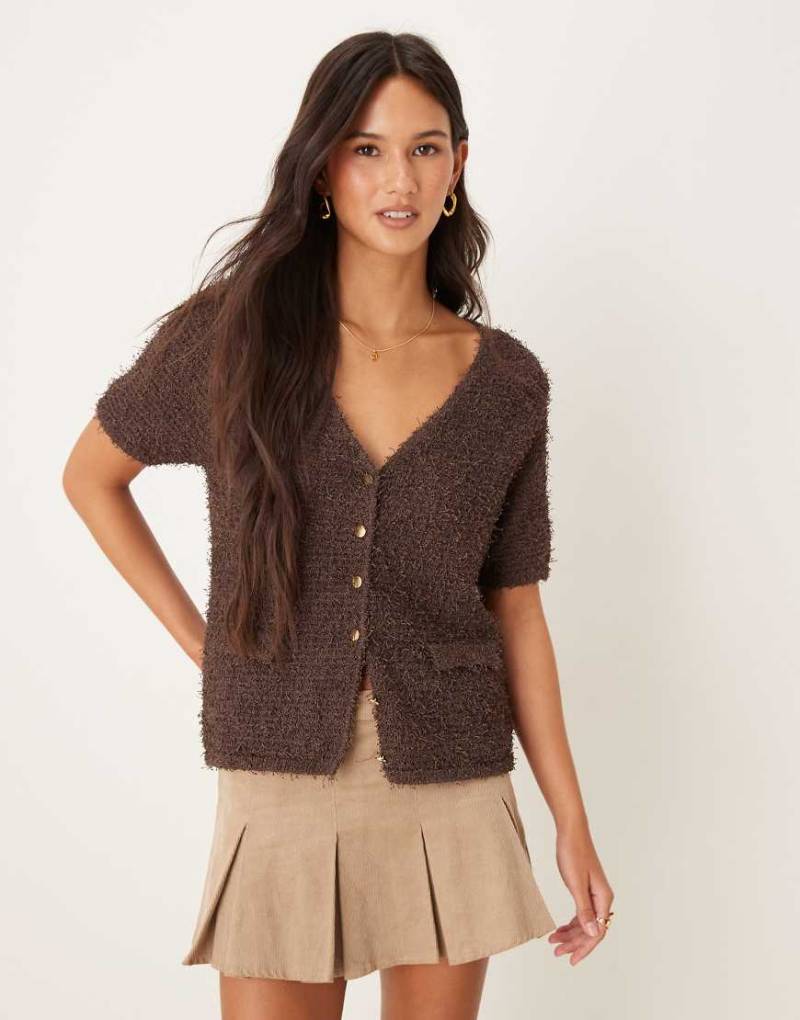 Mango - Flauschige, kurzärmlige Strickjacke in Braun von Mango