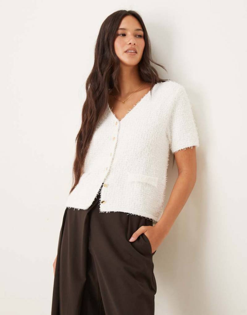 Mango - Flauschige Strickjacke in Weiß mit kurzen Ärmeln von Mango