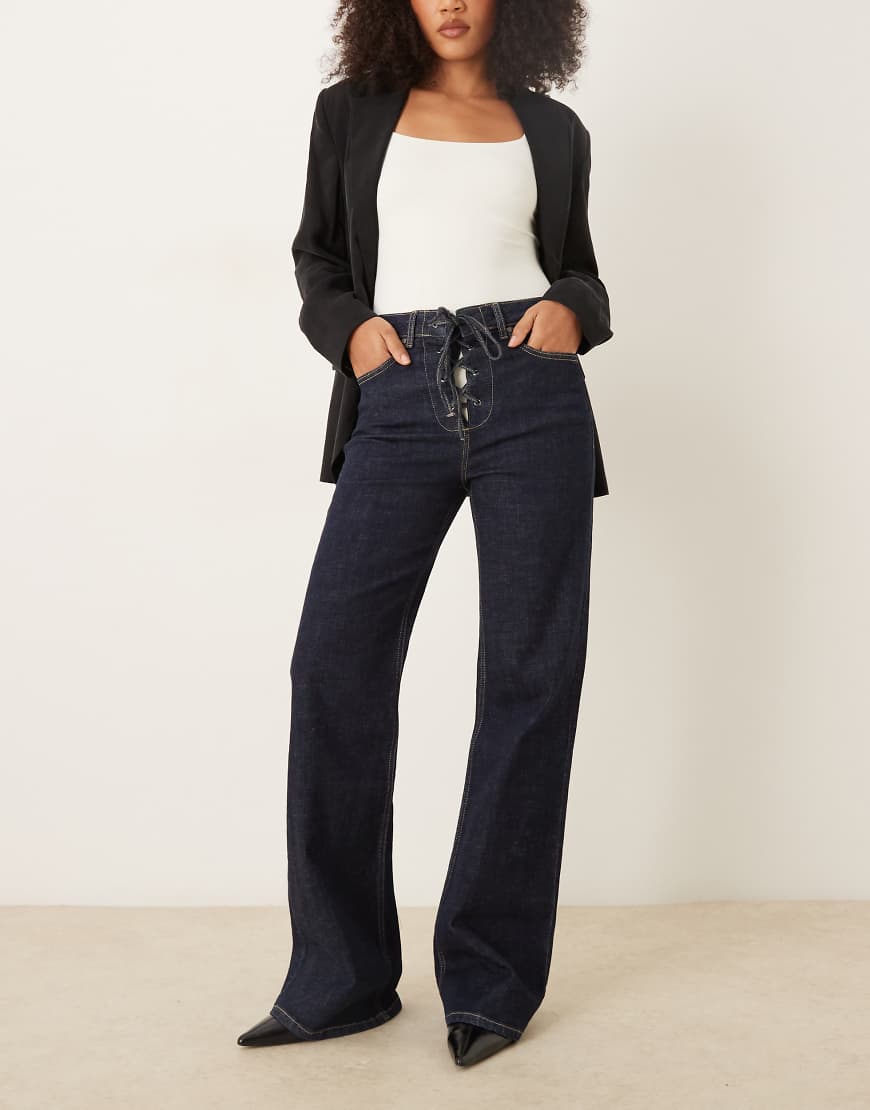 Mango - Flor - Gerade geschnittene Jeans aus 100% Baumwolle in Indigoblau mit Bindedetail, Kombiteil von Mango