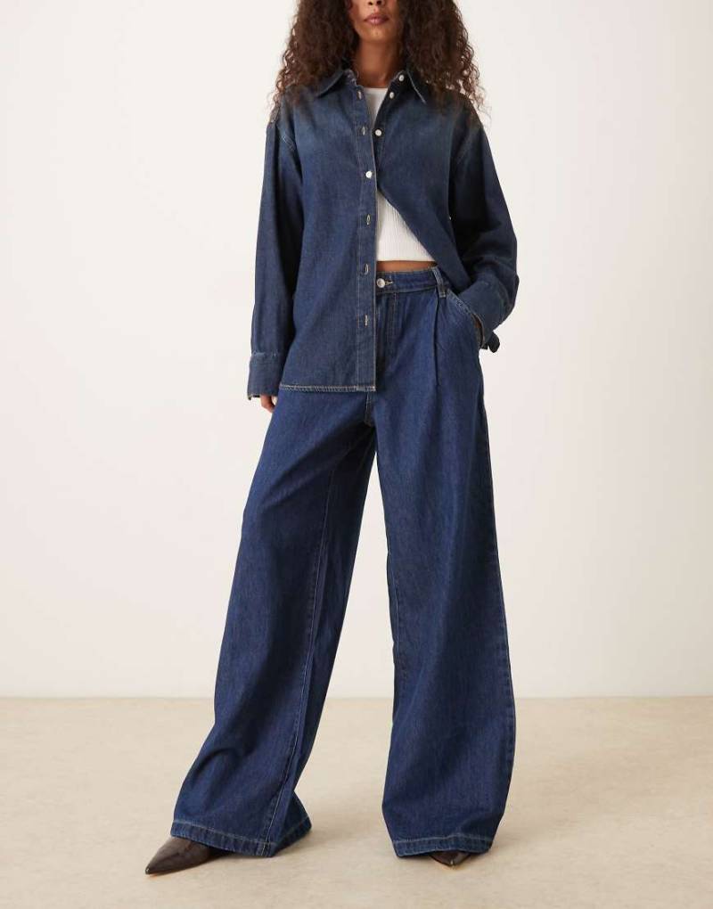 Mango - Gerade geschnittene, weiche fallende Jeans in Dunkelblau mit Falten vorne von Mango