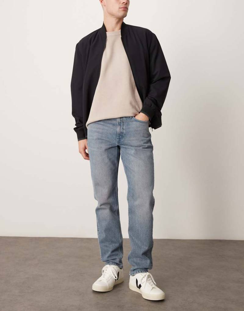 Mango - Gerade geschnittene Jeans in verwaschenem Mittelblau mit mittelhohem Bund von Mango