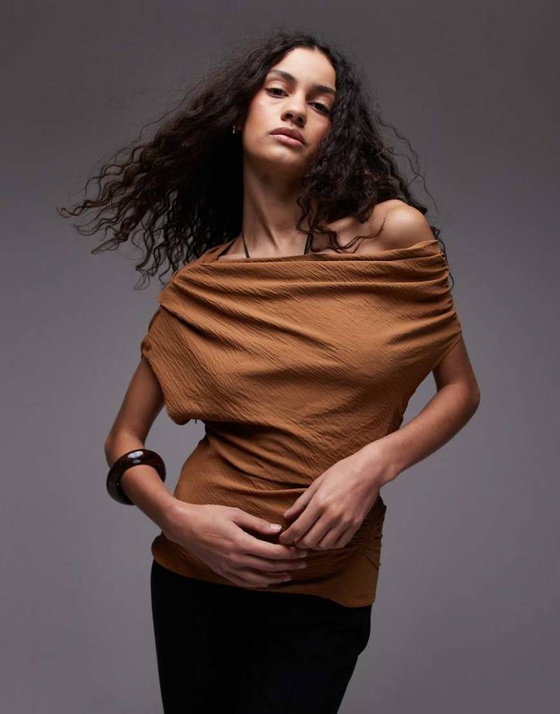 Mango - Gerafftes Oberteil in Rost mit One-Shoulder-Träger-Braun von Mango