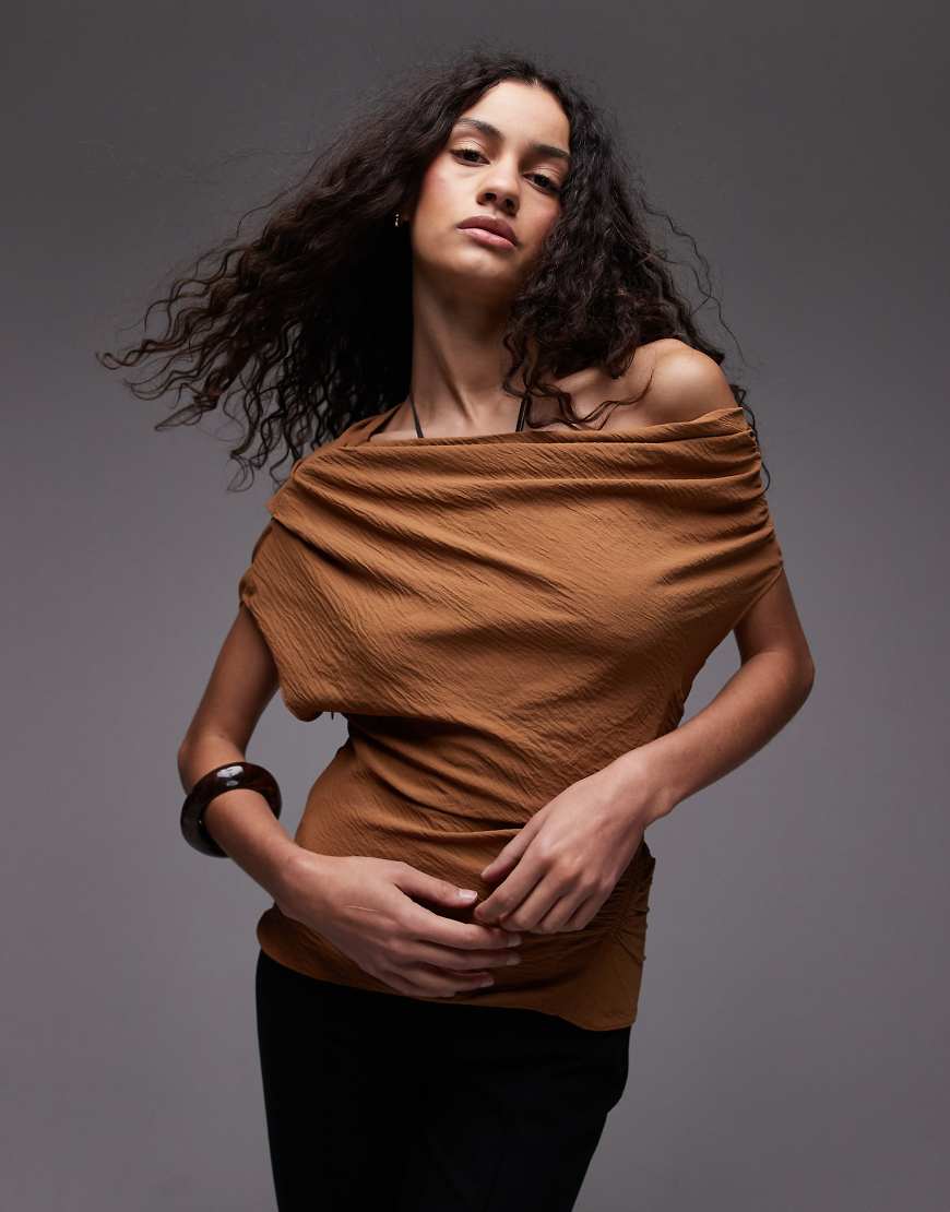 Mango - Gerafftes Oberteil in Rost mit One-Shoulder-Träger-Braun Mango - Gerafftes Oberteil in Rost mit One-Shoulder-Träger-Braun von Mango