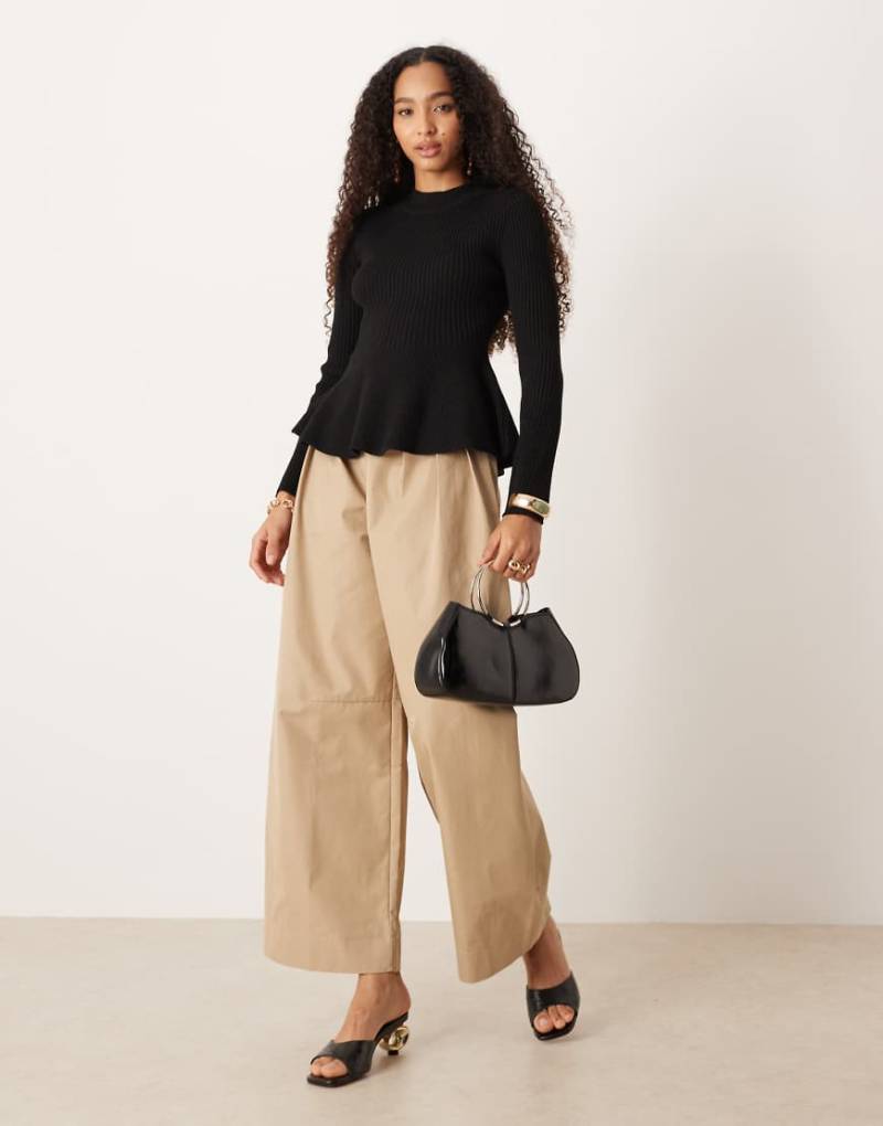 Mango - Geripptes Strickoberteil in Schwarz mit Schößchensaum von Mango