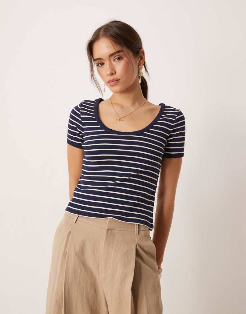 Mango - Gestreiftes, knapp geschnittenes Cropped-T-Shirt aus Baumwolle in Marineblau mit Rundhalsausschnitt von Mango