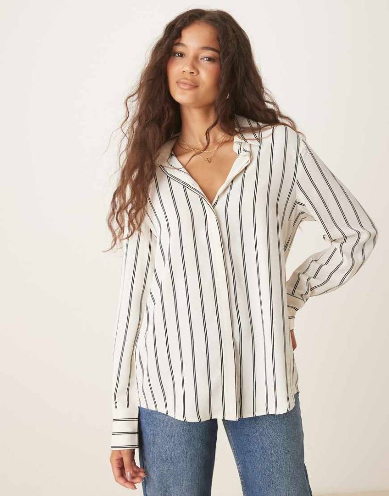 Mango - Gestreiftes Hemd in Schwarz und Beige mit lockerer Passform von Mango