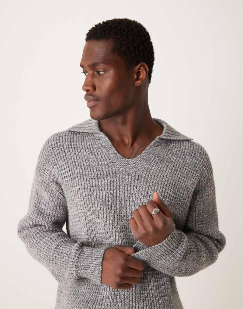 Mango - Grobstrick-Pullover in Grau mit weitem V-Ausschnitt und Kragen von Mango