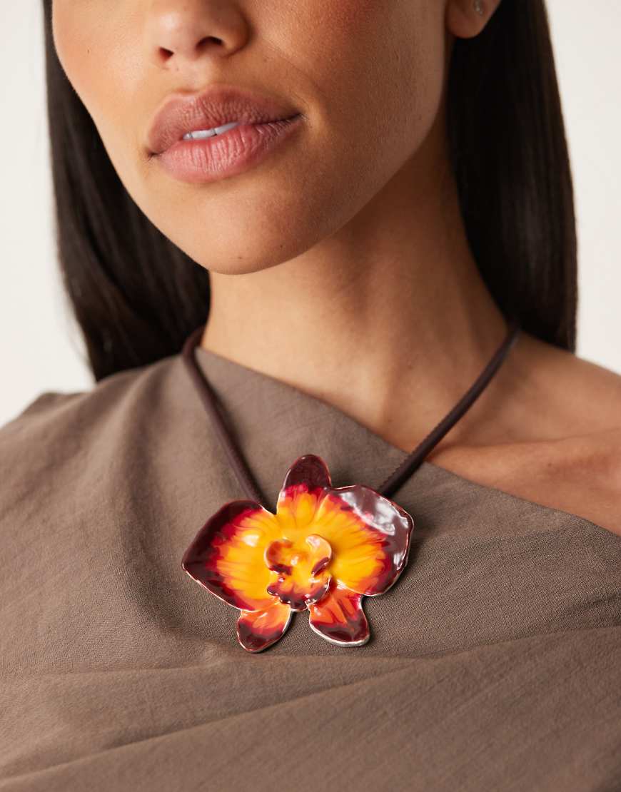 Mango - Halskette in Braun mit Hibiskusblüten-Verzierung von Mango